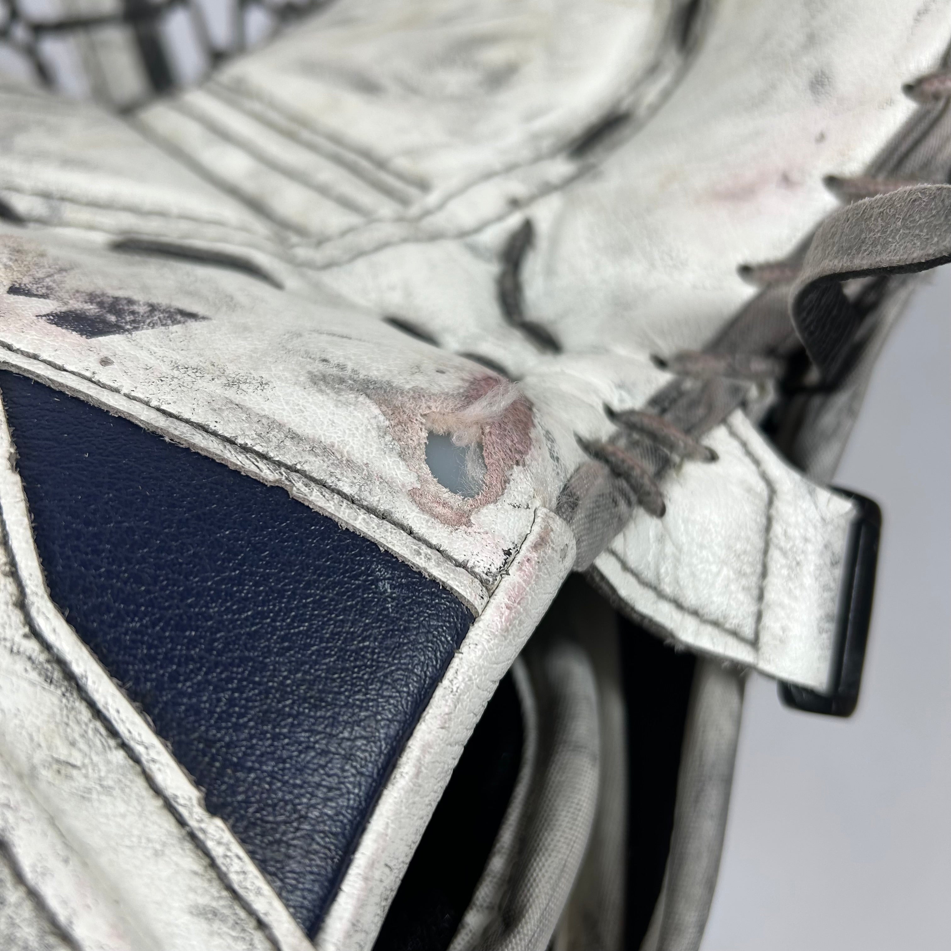 CCM Extreme Flex 4 - Gant de gardien de but Pro Stock d'occasion (blanc/bleu marine/rouge)